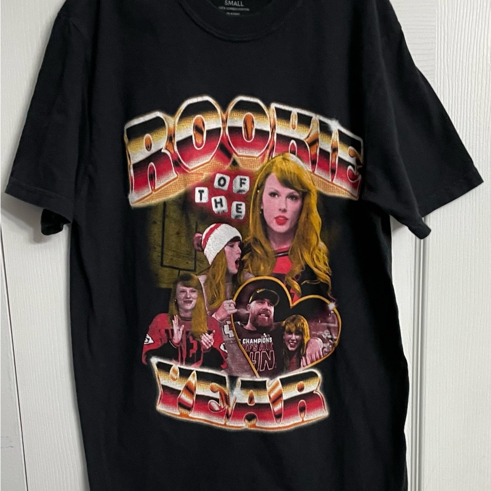 Taylor Swift “Rookie Of The Year” Kansas City Chiefs Black T-Shirt